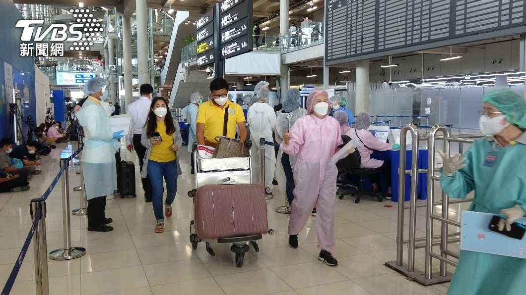 旅客出關後由旅館工作人員接待並以專車送往旅館等待核酸檢測結果。(圖/中央社)