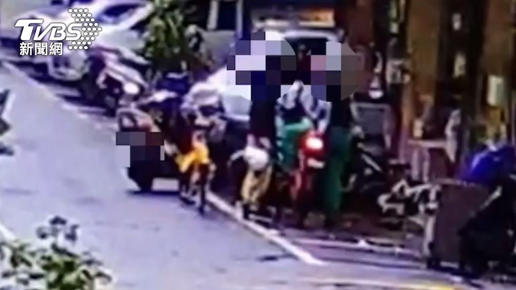 機車騎士持安全帽毆人遭提告。(圖/TVBS)