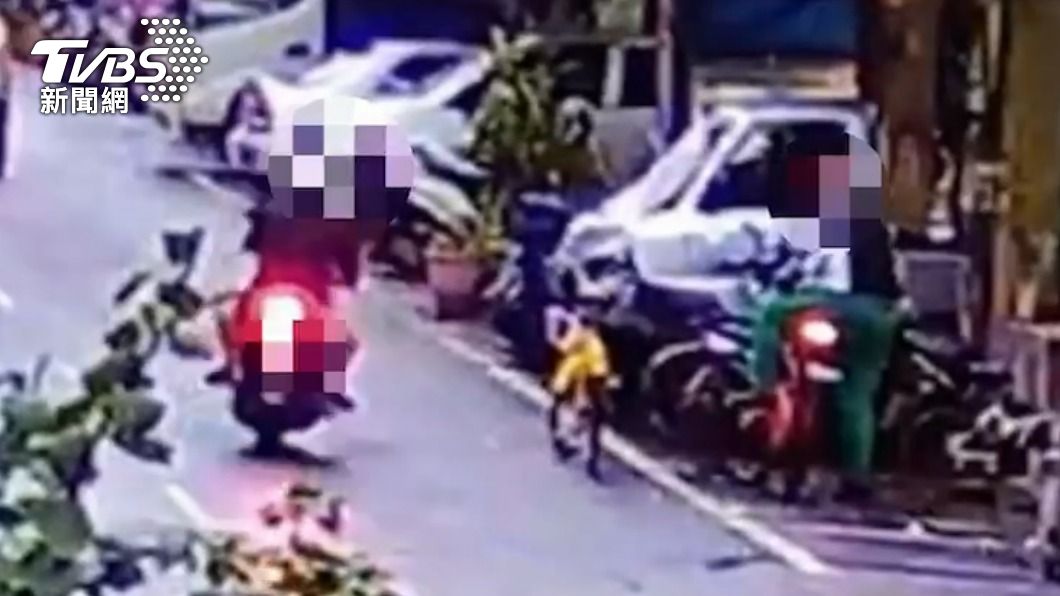 機車騎士回頭找單車男理論。(圖/TVBS)