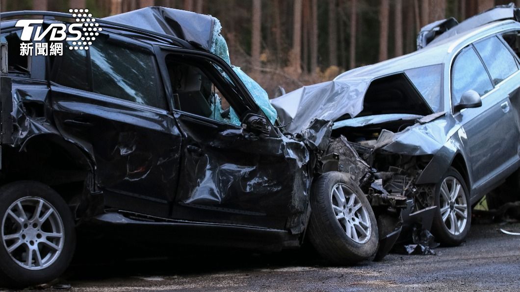 蘋果預計推出的車禍偵測可以自動撥打電話求救。(示意圖/shutterstock達志影像)