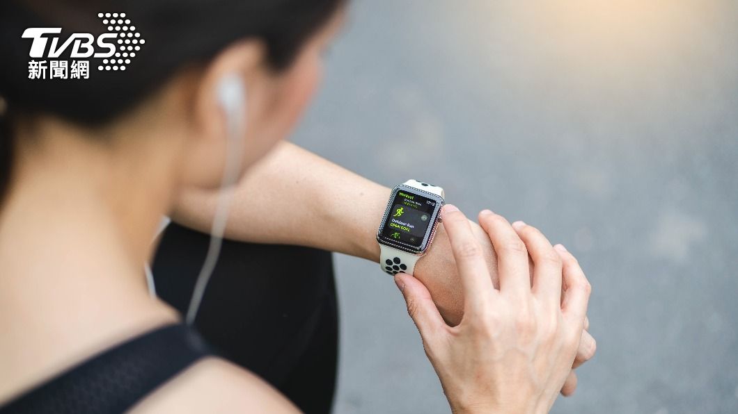 Apple Watch現在已有跌倒偵測功能。(示意圖/shutterstock達志影像)