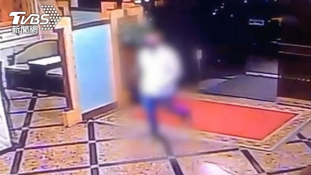 女網友男友隨即闖入飯店。(圖/TVBS)
