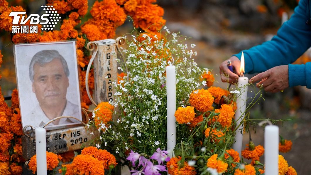 活動設新冠死者專區悼念死去親人。(圖/達志影像美聯社)