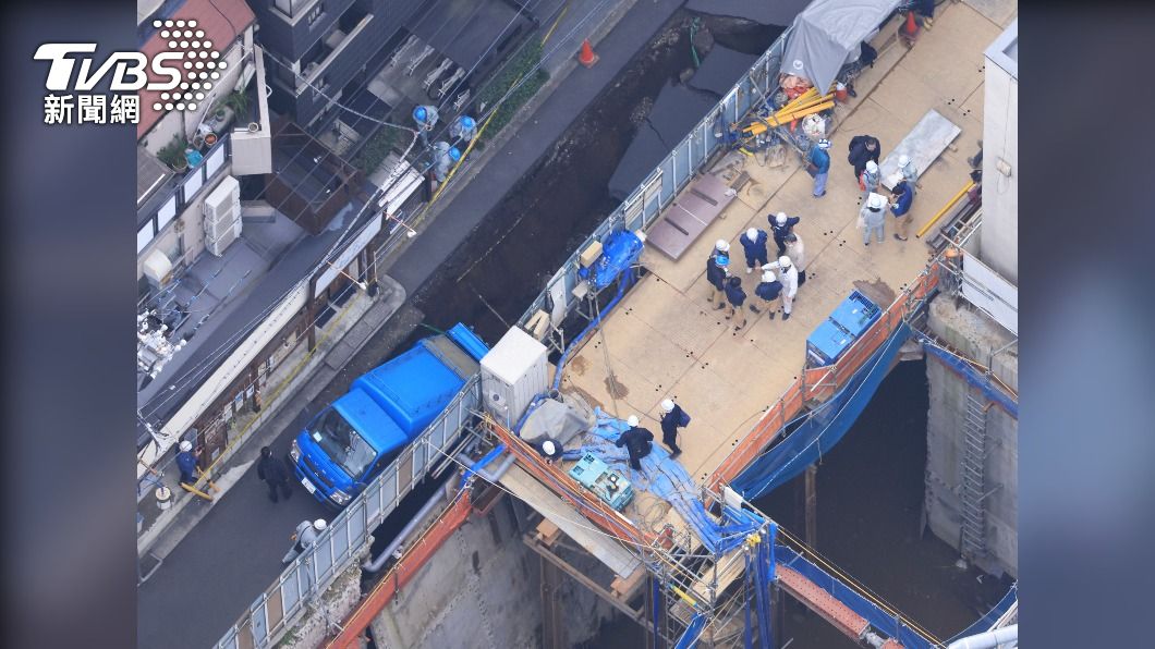 日本東京鬧區道路突現10公尺天坑 垃圾車陷入受困