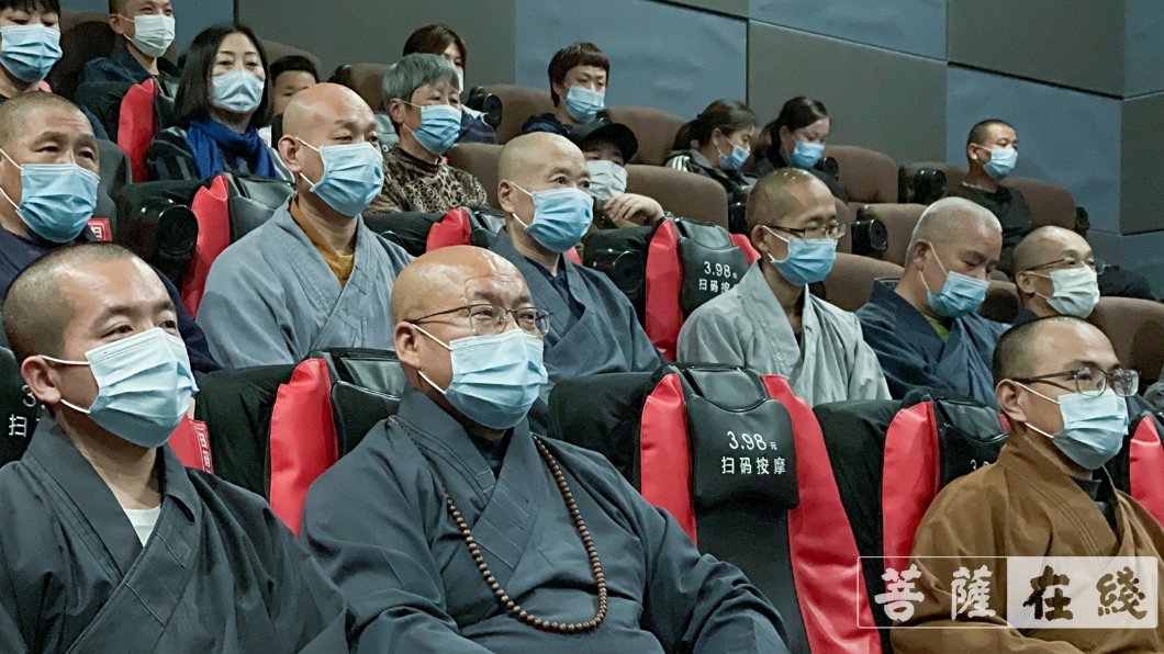 出家人也瘋《長津湖》 天津和尚包戲院上「黨課」