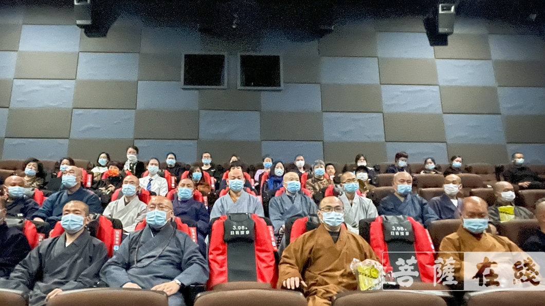 一群和尚坐在戲院看電影的畫面相當難得。(圖/翻攝自圖薩在線網站)