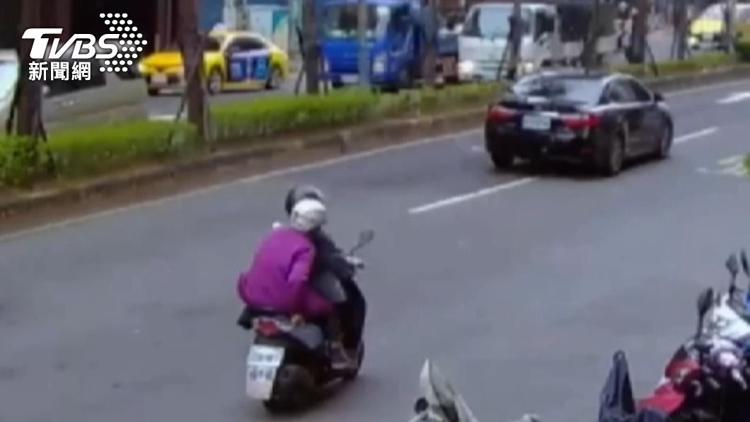 畫面中黑色轎車為王金平的座車。(圖/TVBS)