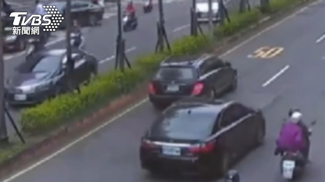 兩車在行駛過程中距離相當靠近。(圖/TVBS)