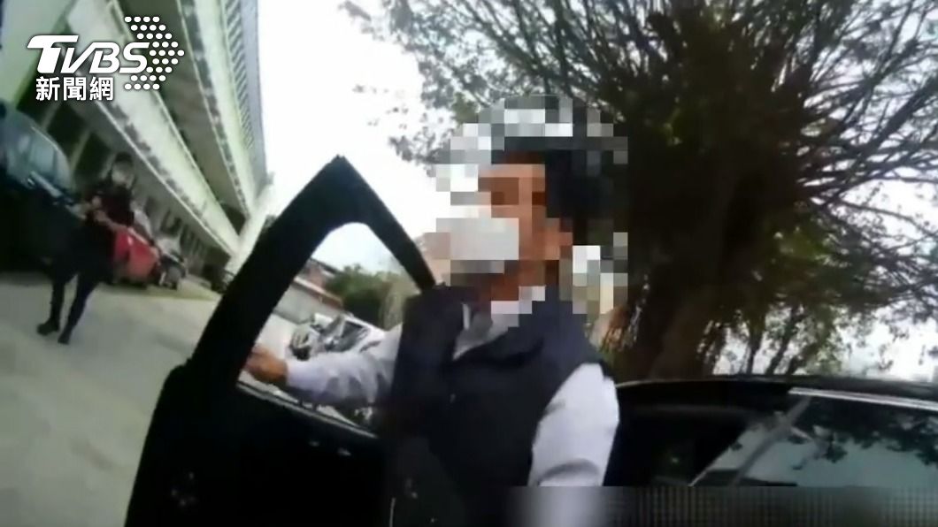 駕駛表示遭到對方逼車,隨扈才亮槍。(圖/TVBS)