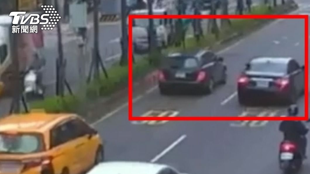 2車因車道縮減發生糾紛。(圖/TVBS)