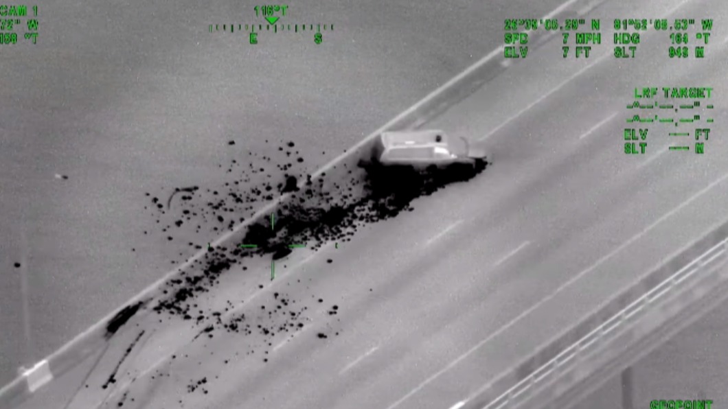 車輛撞上橋上護欄。（圖／翻攝自Lee County Sheriff's Office Facebook）