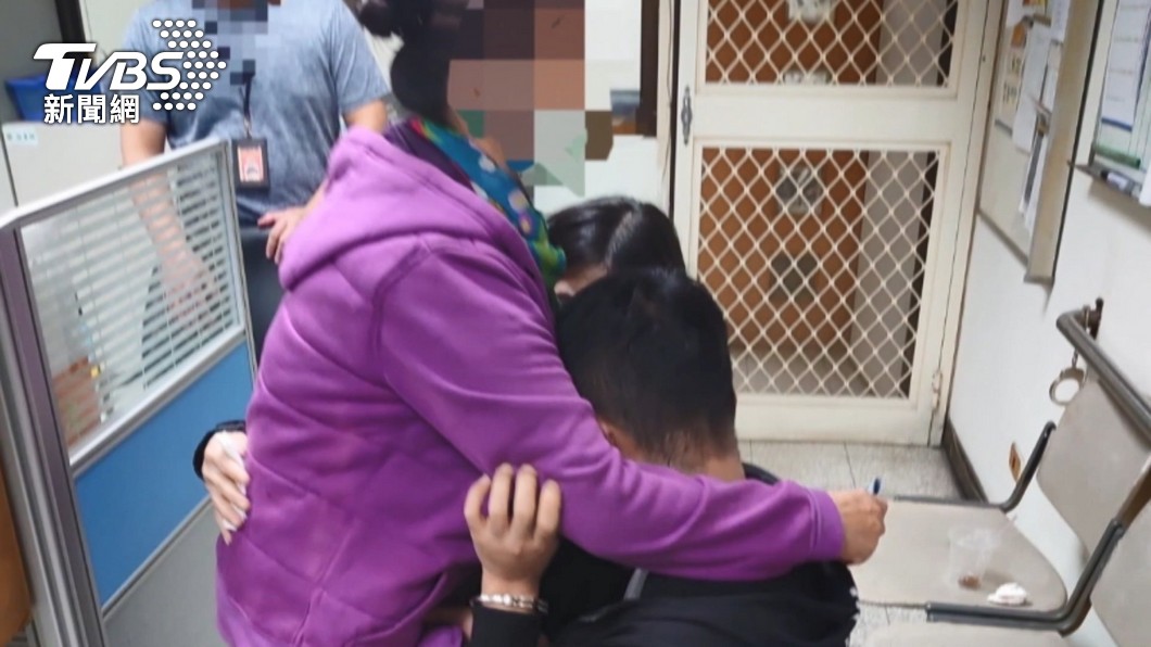 情侶落網後相擁而泣,並向男方母親懺悔。(圖/TVBS)