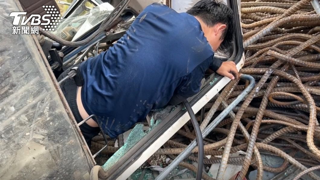 陳男左腳遭壓住。(圖/TVBS)