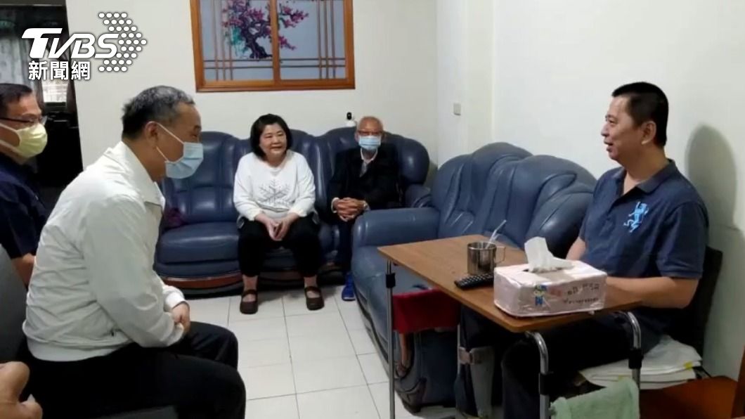 署長承諾會持續給予照護及協助。（圖／TVBS）