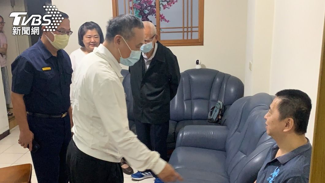 警政署長與新北警局長都相當感謝陳德威為警界的付出。（圖／TVBS）