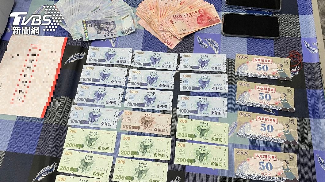 陳嫌因從事非法性交易遭警逮,屋內大筆現金、五倍券及高雄券也被當場查扣。(圖/警方提供)