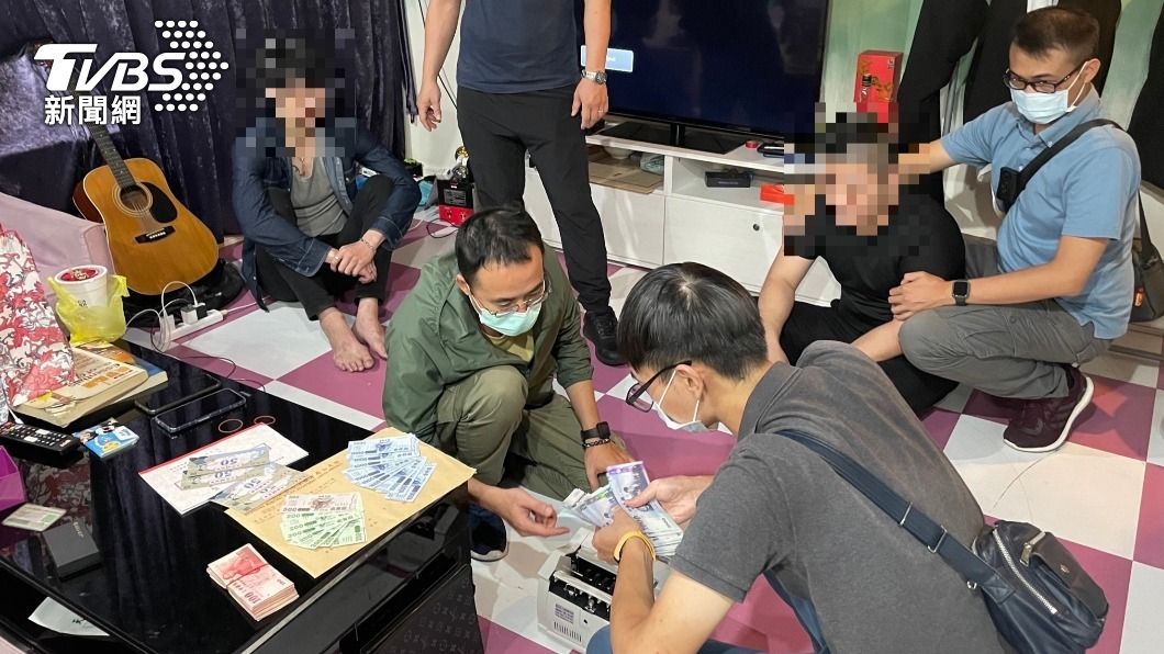 警方接獲情資,前往高雄85大樓,逮獲陳姓主嫌為首的賣淫集團。(圖/警方提供)