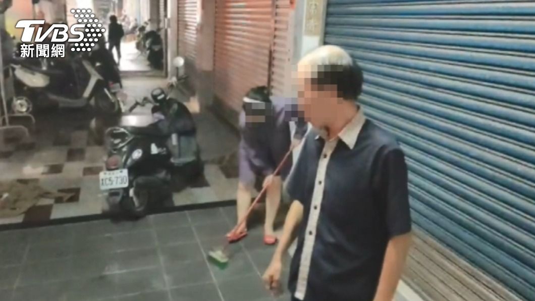 屋主夫妻自行清理騎樓。(圖/TVBS)