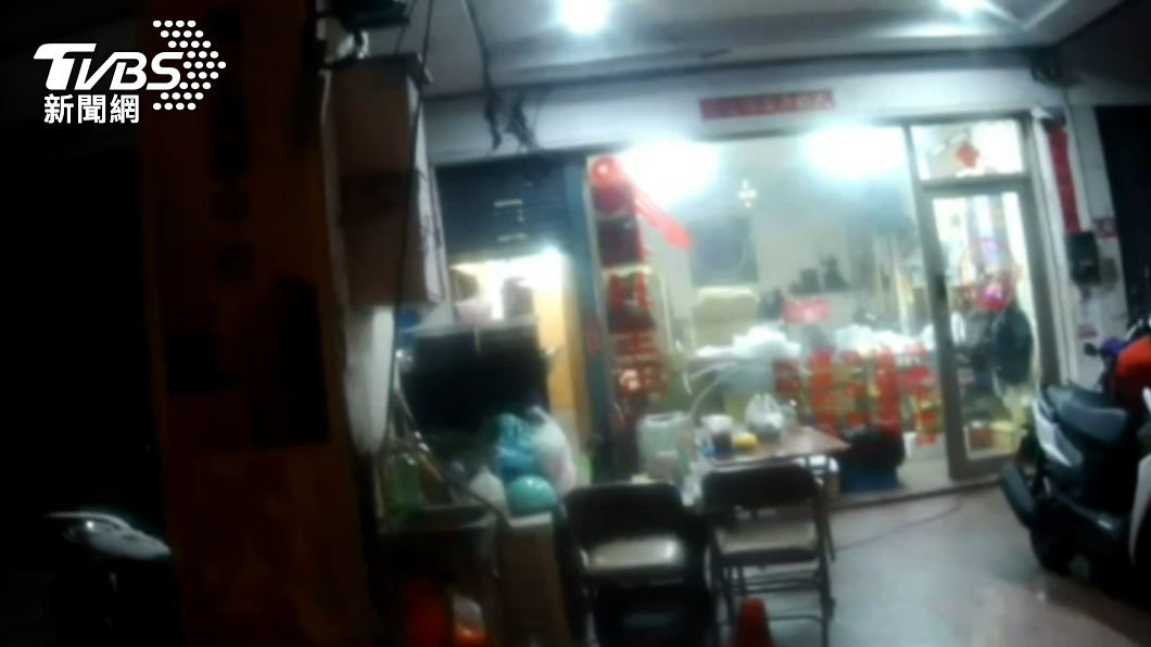 為了找亂跑的飛鼠,鎖匙店鄭姓店長誤觸診所警報器。(圖/警方提供)