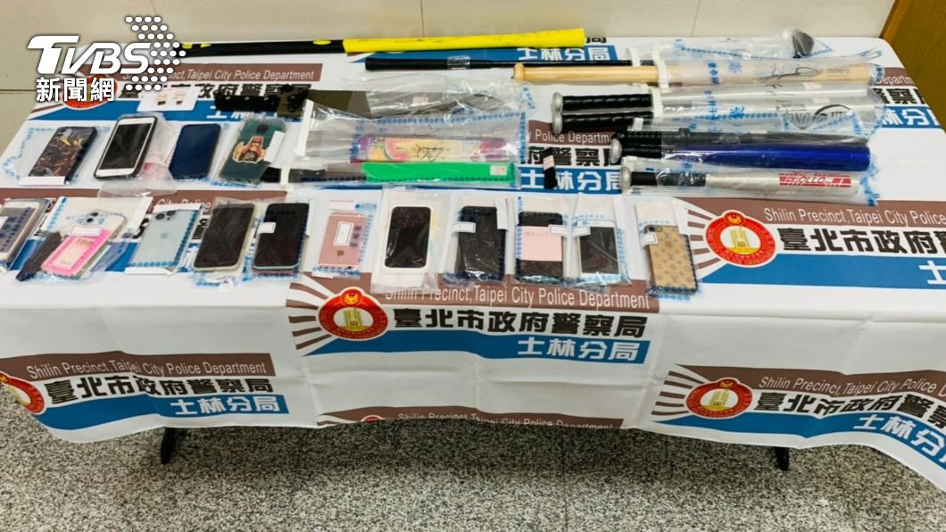 警方查扣相關刀械棍棒。(圖/TVBS)