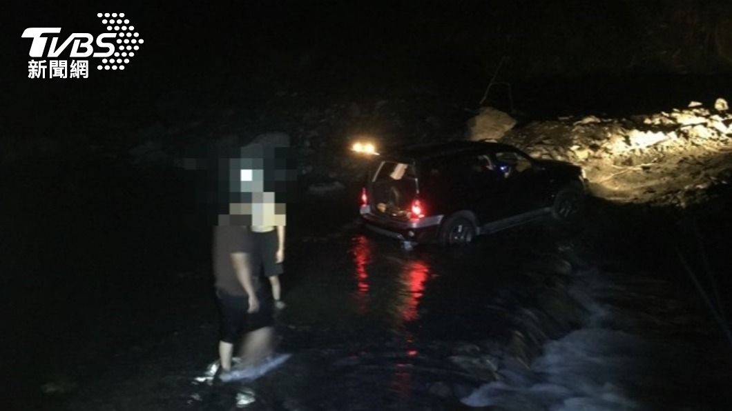 大學生異想天開!駕休旅車越溪受困 警「撩」下水幫推