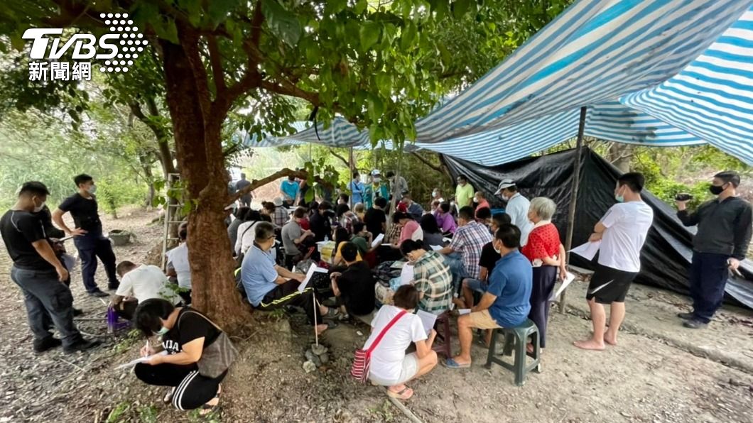 賭膽遮天!果園「搭棚」玩天九 警逮50人查扣93萬