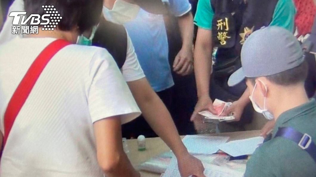 警方在芒果園內查獲50位賭客,以及查扣賭資93萬元。(圖/警方提供)