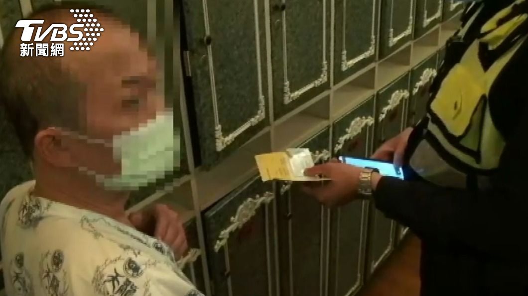 警方到天龍三溫暖稽查。(圖/TVBS)