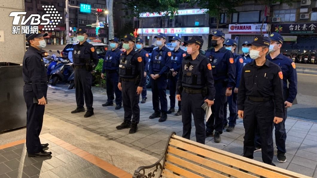 松山警方集結進行稽查。(圖/TVBS)