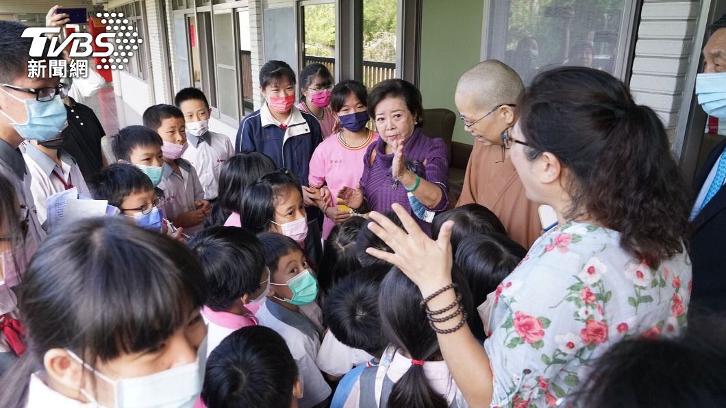 陳淑芳獲學生熱烈歡迎。(圖/均頭國民中學提供)