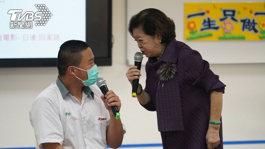 陳淑芳指導學生演戲。(圖/均頭國民中學提供)