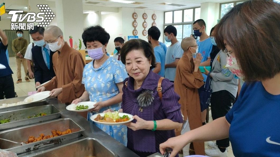 陳淑芳到學生餐廳用餐。(圖/均頭國民中學提供)