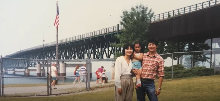 吳弭父母親移民美國時不太會說英文,吳弭長大一點後還得當翻譯。(圖/翻攝吳弭YouTube)