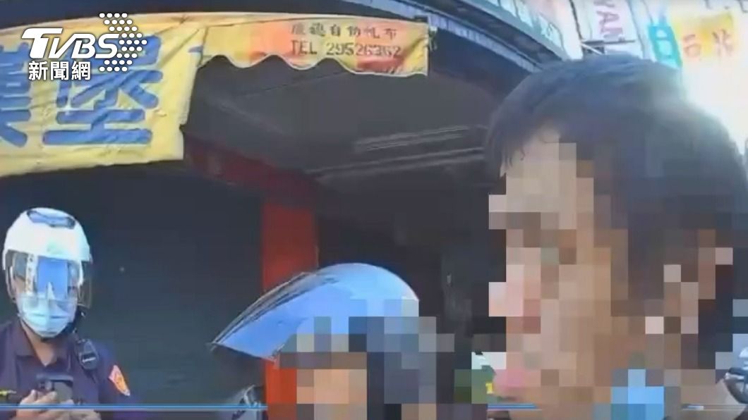 男子與朋友違規停紅線遭盤查。(圖/TVBS)