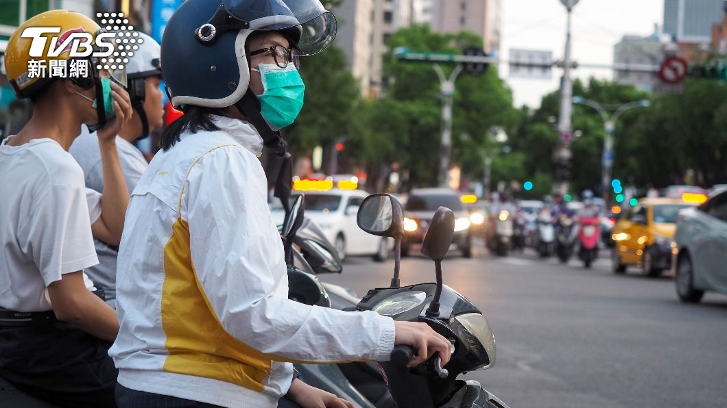 虛驚一場!女騎士A到汽車秒道歉 遇佛心車主僅賠2千