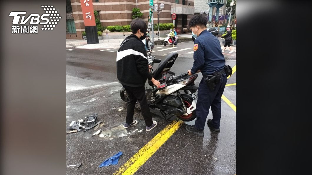 轄區警方到場協助。(圖/TVBS)