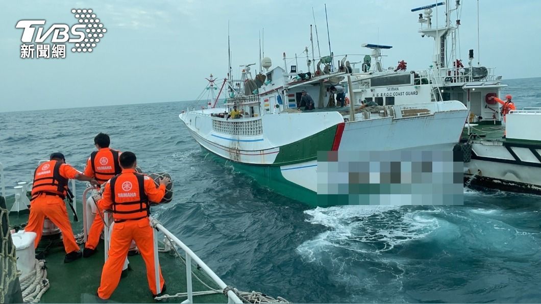 台中港外海今(3)日發生火燒船意外,海巡署前往救援。(圖/台中海巡隊提供)
