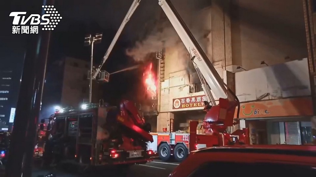 彰化市喬友大樓惡火,消防員陳志帆因氧氣消耗殆盡身亡。(圖/TVBS)
