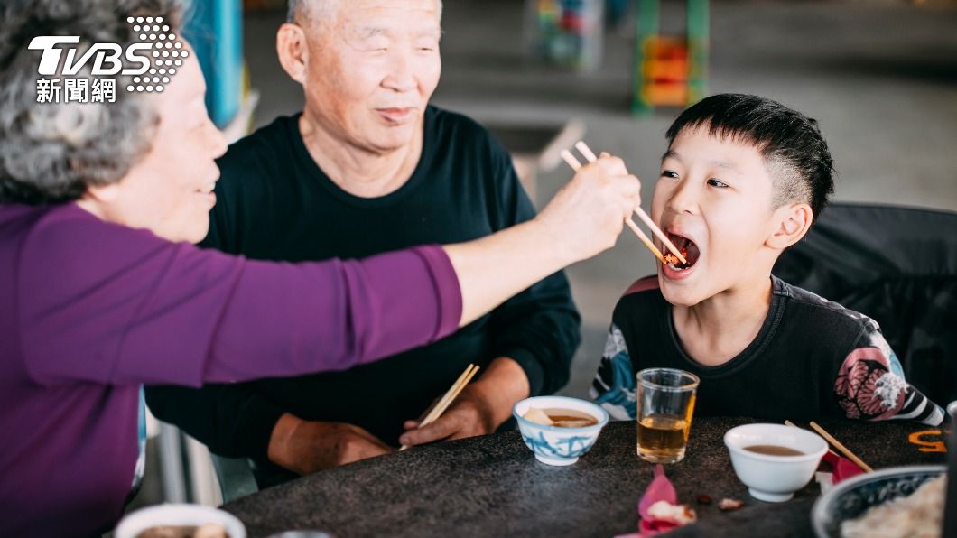 許多長輩都喜歡餵食小孩。(示意圖,非當事人/shutterstock達志影像)