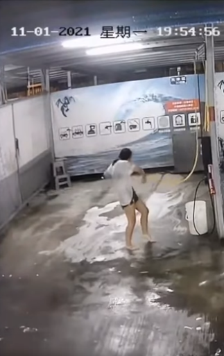 女子拿洗車場的水管,直接往身體沖。(圖/翻攝自爆廢公社二館)