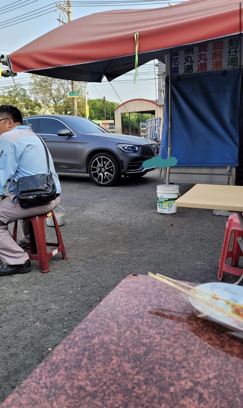 開賓士的車主熱心幫助阿伯。(圖/翻攝自爆廢公社公開版臉書)