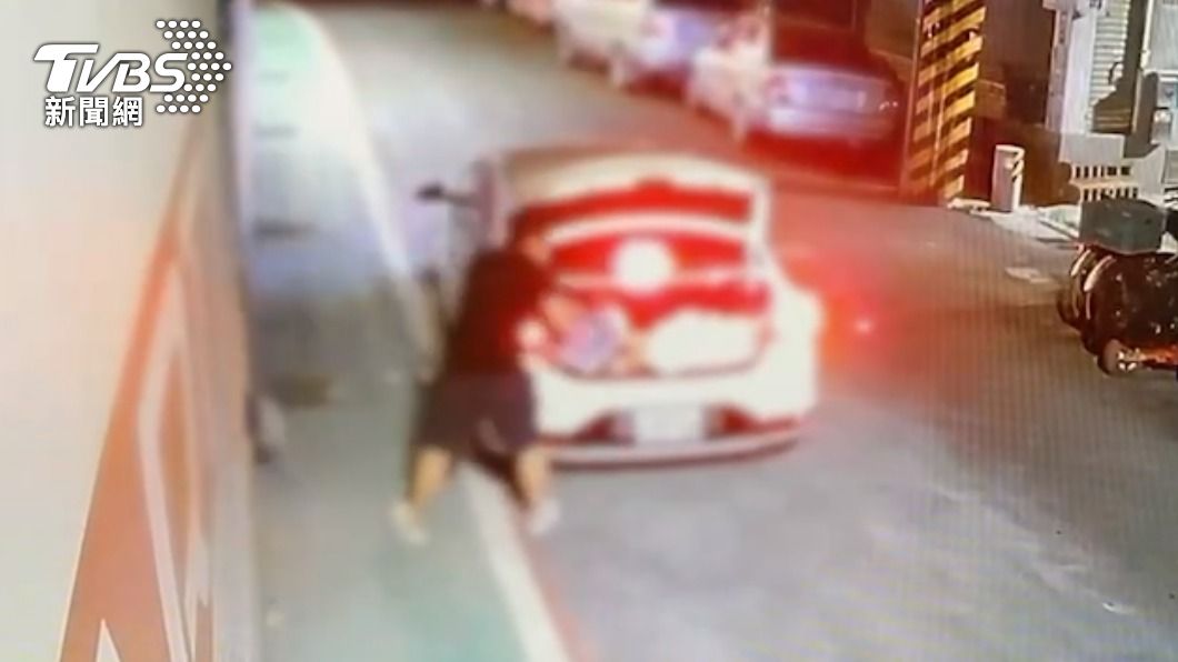 犯嫌還偷車牌懸掛在作案車輛上。(圖/TVBS)