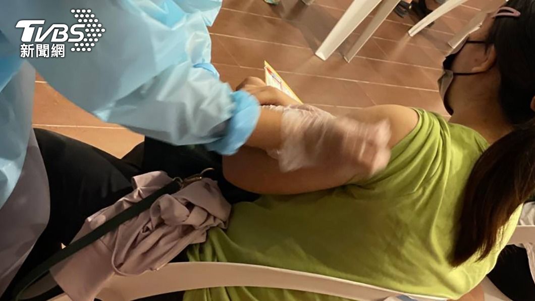 第2劑莫德納打成AZ長者最新狀況 指揮中心將說明