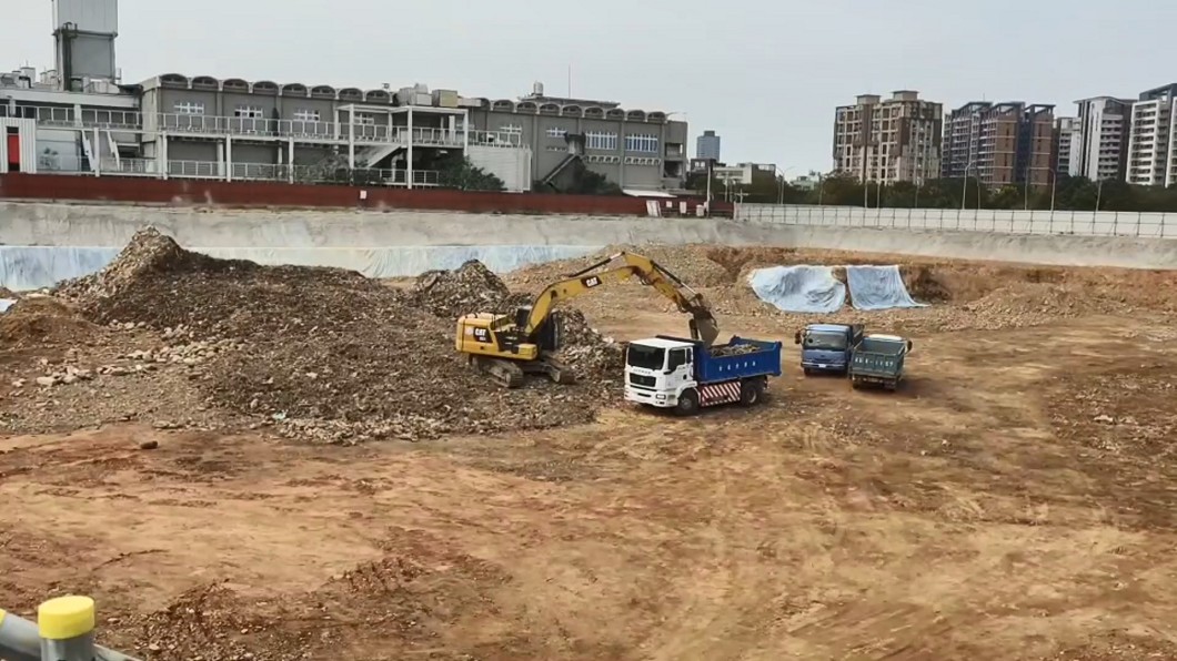國際展演中心開挖發現500公噸的垃圾。(圖/市議員陳慶齡提供)
