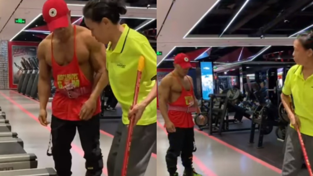 阿姨離開前還回頭看了肌肉男一眼。(圖/翻攝自爆廢公社二館Facebook)