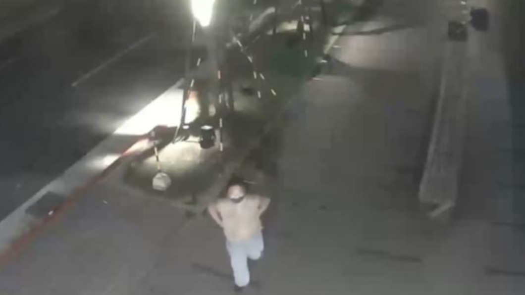 嫌犯第一次經過時,先觀察現場監視器位置。(圖/翻攝自爆料公社 臉書)
