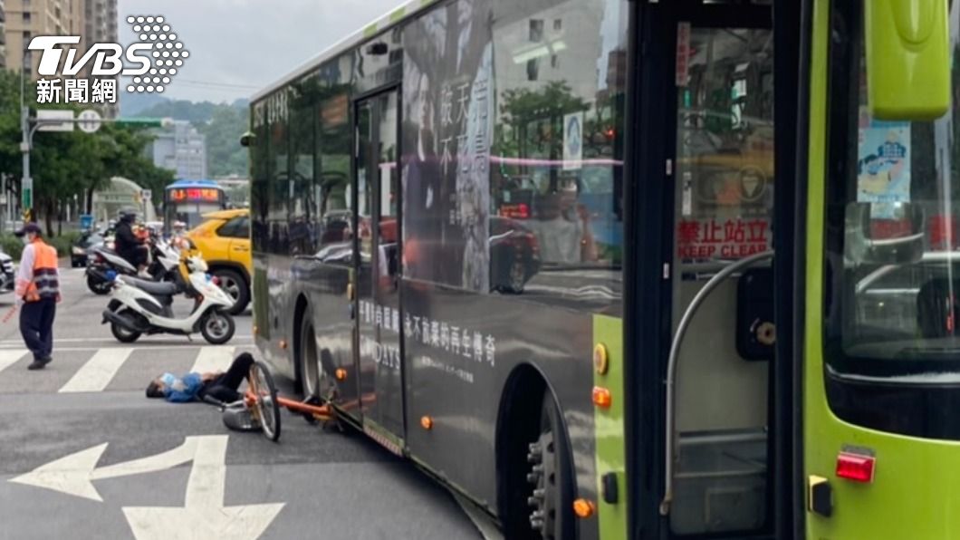 命大!公車轉彎UBike緊貼車身 騎士右腿遭捲車底