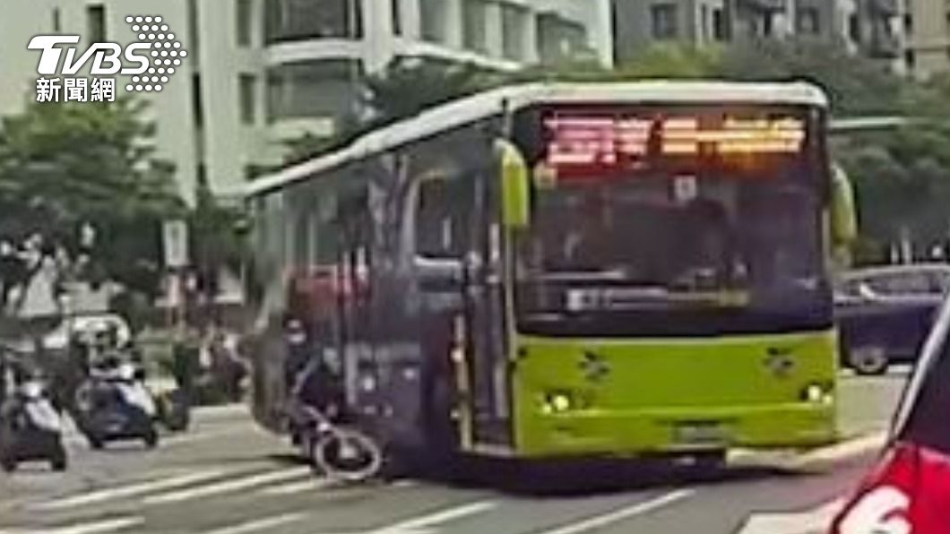 騎士遭撞卡車底。(圖/TVBS)