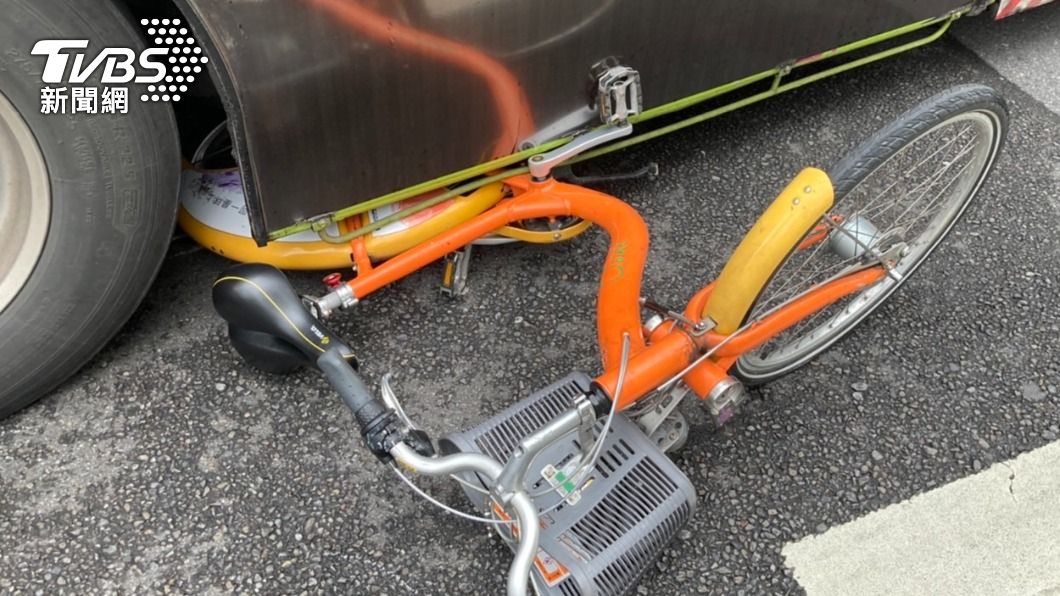 公車駕駛緊急煞停,才沒釀成更大意外。(圖/TVBS)