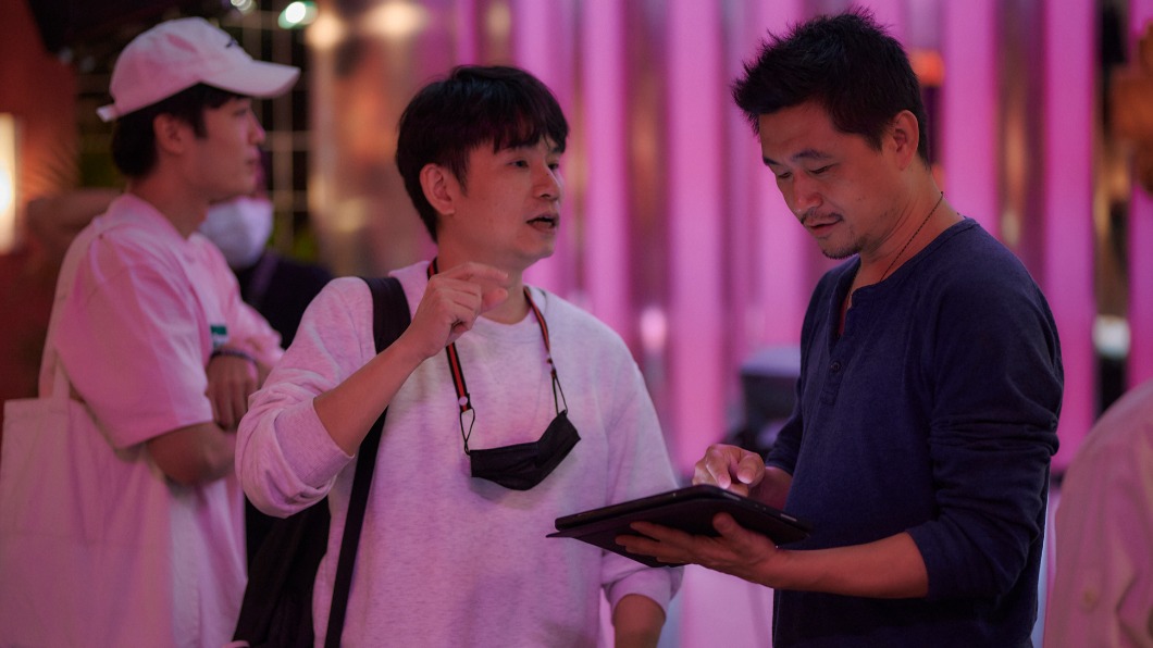 《華燈初上》由導演連奕琦(右)、編劇杜政哲(中)攜手打造。(圖/Netflix、百聿數碼提供)